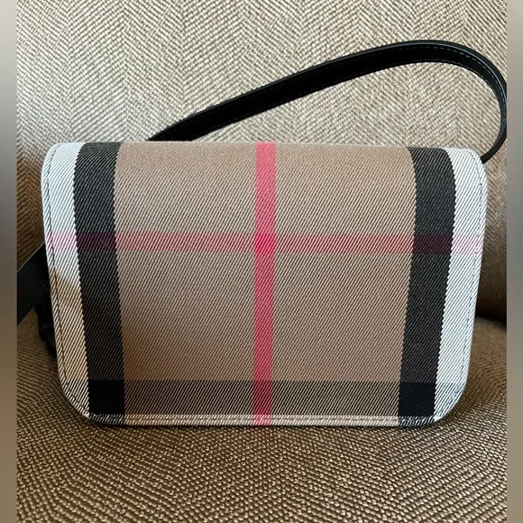 Burberry purse - Picture 3 of 16